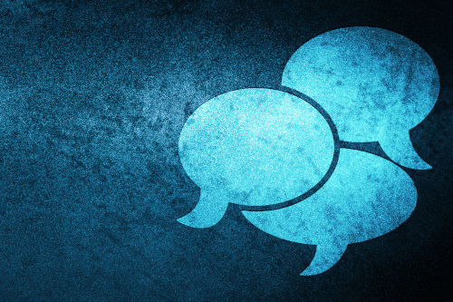 Chmurki z komunikatora symbolizujące komunikację PR