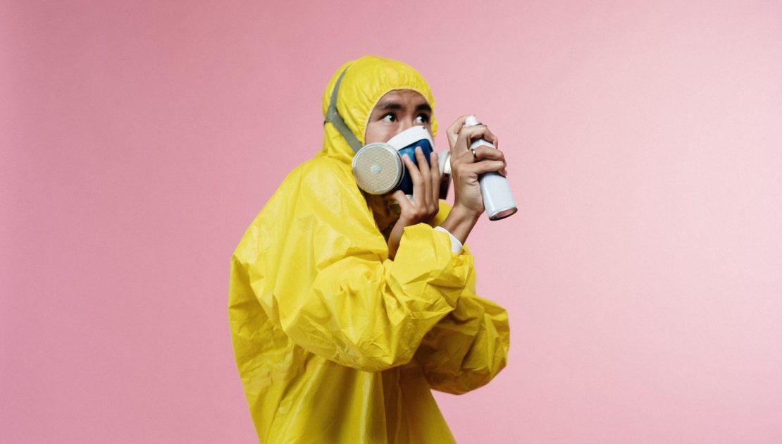 Mężczyzna w masce i ubraniu ochronnym