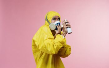 Mężczyzna w masce i ubraniu ochronnym