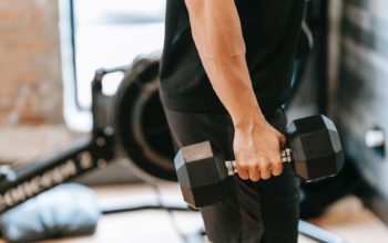 Mężczyzna ćwiczy na siłowni