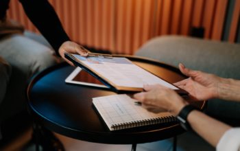 Kobieta daje ankietę do wypełnienia