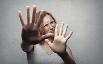 Kobieta chce zatrzymać zagrożenie rękoma