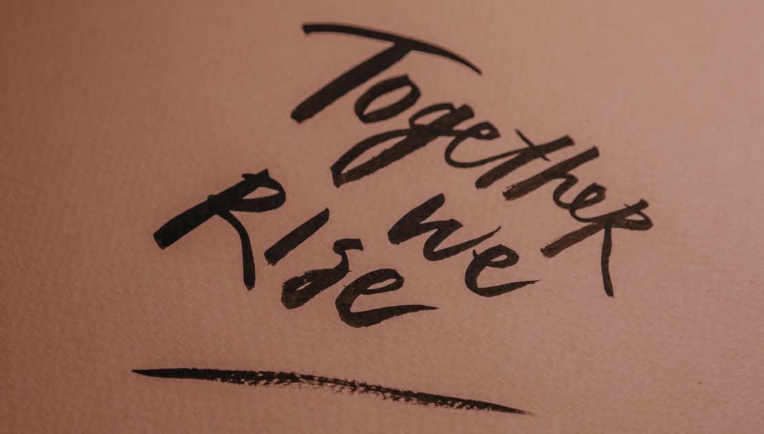 Czarny napis na różowym tle