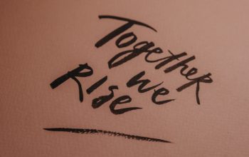 Czarny napis na różowym tle