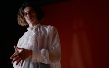 Mężczyzna w ubiorze teatralnym