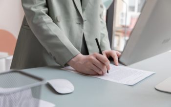 Kobieta wypełnia kartkę