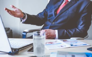 Mężczyzna w garniturze przy biurku