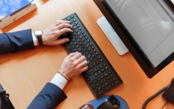 Dłonie mężczyzny na klawiaturze