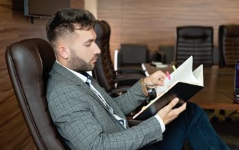 Mężczyzna pracujący w biurze