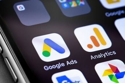 Logo kampanii Google Ads na telefonie komórkowym