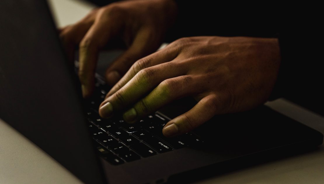 Marketing szeptany pisany na klawiaturze