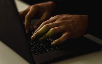 Marketing szeptany pisany na klawiaturze