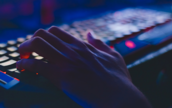 Wywiadowca OSINT realizuje biały wywiad