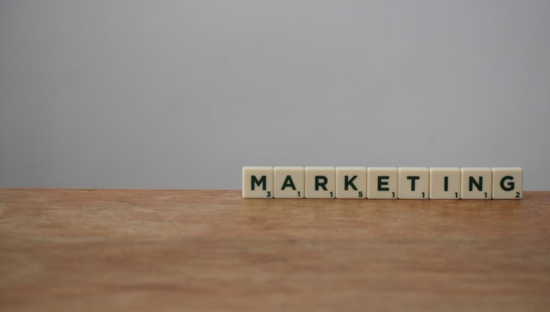 Napis marketing ułożony z kostek