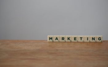 Napis marketing ułożony z kostek