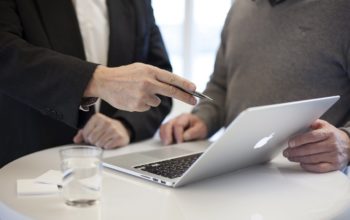 Dwóch mężczyzn na spotkaniu z zakresu doradztwa biznesowego.