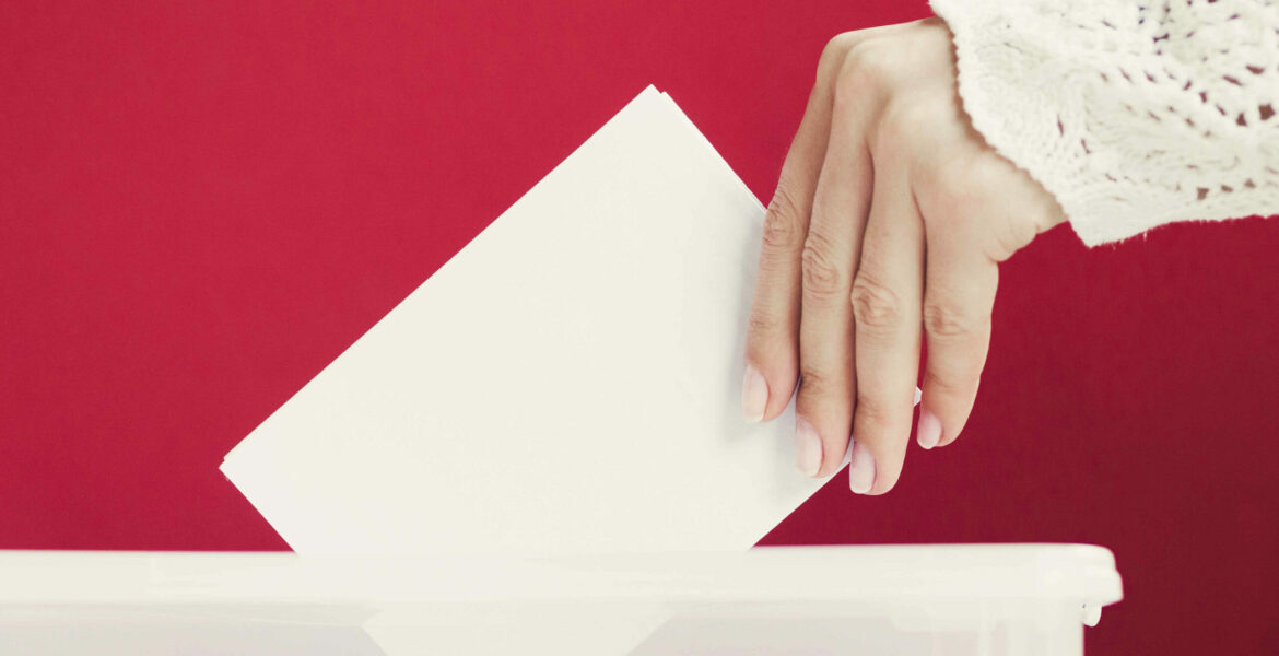 Biała koperta wrzucana do urny
