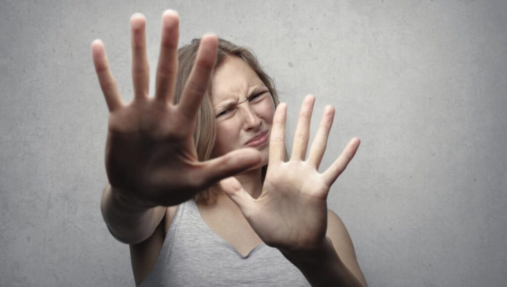 Wykrywanie zagrożeń przy pomocy odczytywania mowy ciała