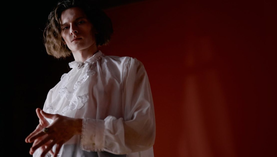 Początki komunikacji niewerbalnej – jak powstawała nauka o gestach i mimice